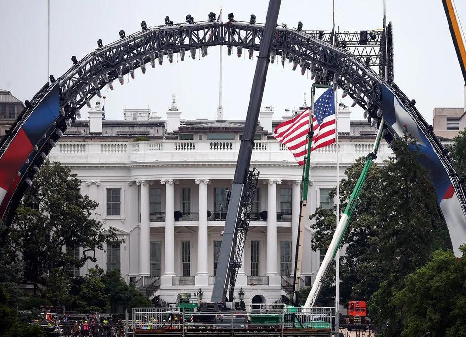 After Joe Rogan Criticizes White House UFC Event As ‘A Gimmick,’ Trump ...