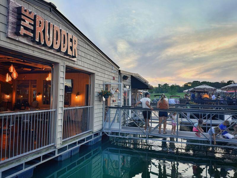 This Floating Marina Restaurant In Tennessee Serves Brunch While Boats Drift Right Past Your Table