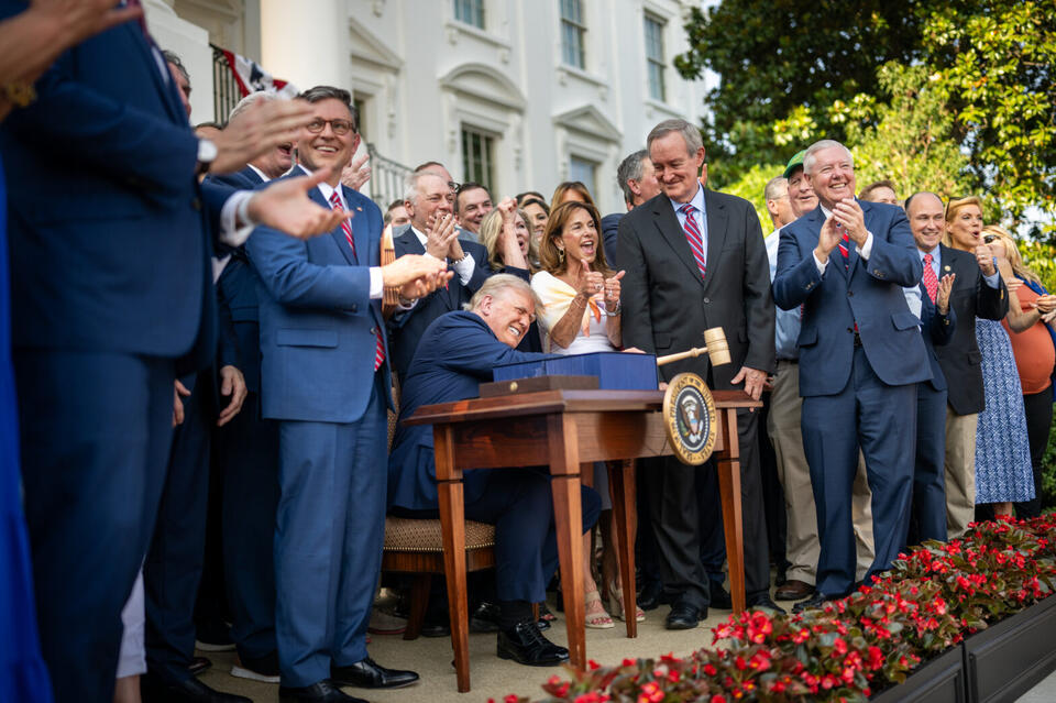 Congress adds Artemis funding to Trump's 