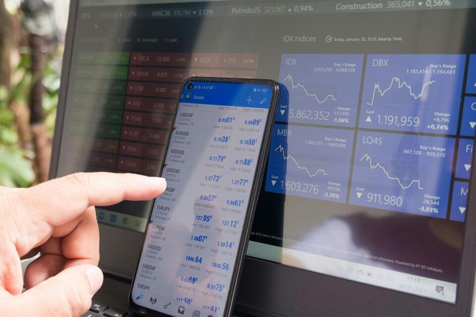 Half Of Day Traders Are Making Moves During The Workday, Survey Finds