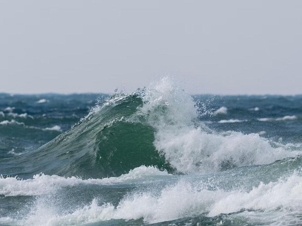 Oklahoma mom tragically swept out to sea by large wave in Hawaii