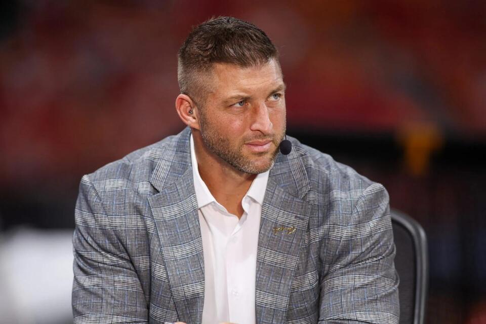 Tim Tebow Gets Emotional Talking About Former Teammate Aaron Hernandez ...