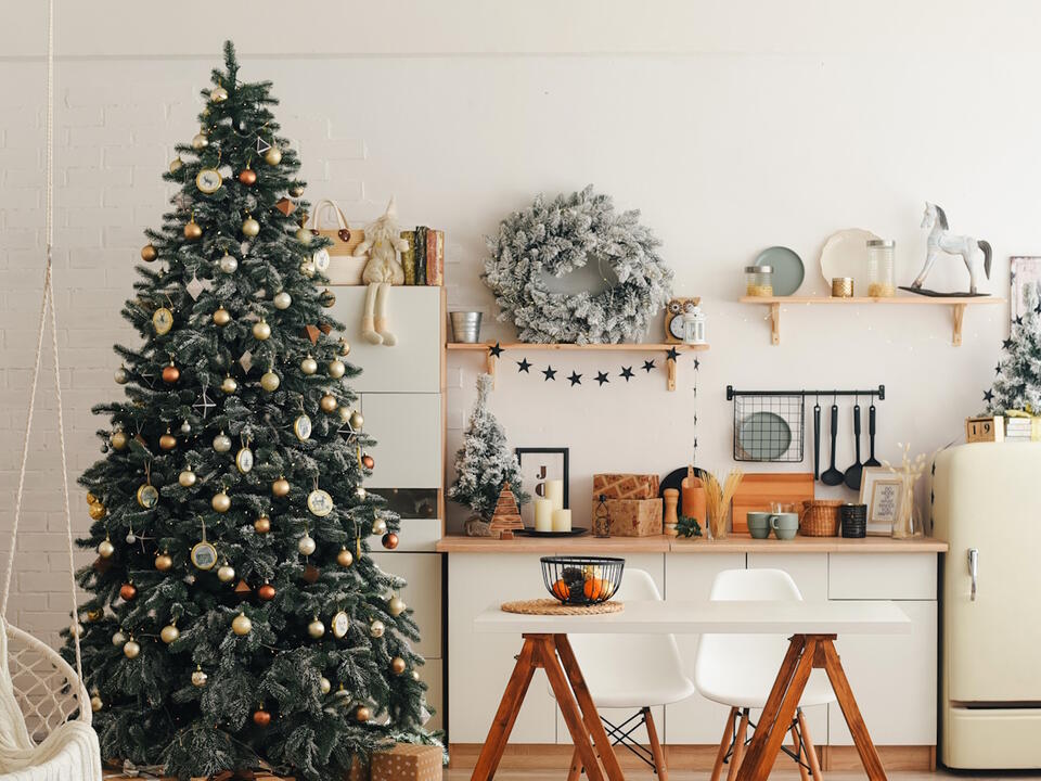 How to stop a Christmas tree from drooping 5 ways to keep it looking