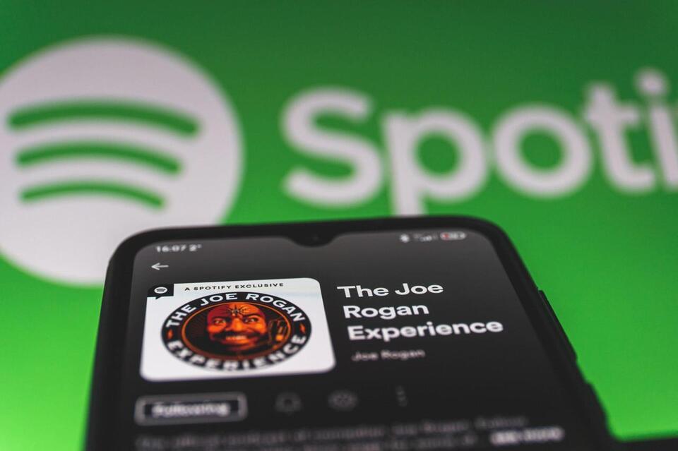Joe Rogan Secures Reported $250 Million Multiyear Spotify Deal ...