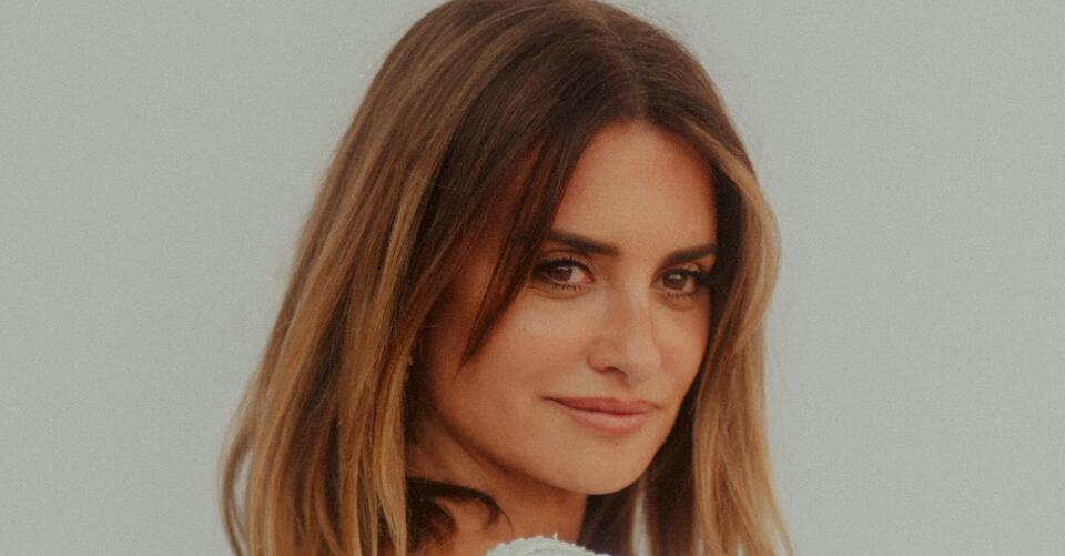 Penelope Cruz Sparkles in Daring Backless Jacket, Miniskirt and Mary Jane Heels at Chanel’s Resort 2022 Show – NewsBreak
