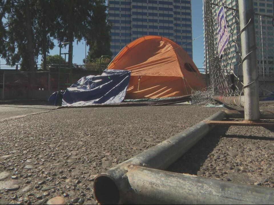 7 months pregnant and 26 years old Homeless woman gives birth on tarp