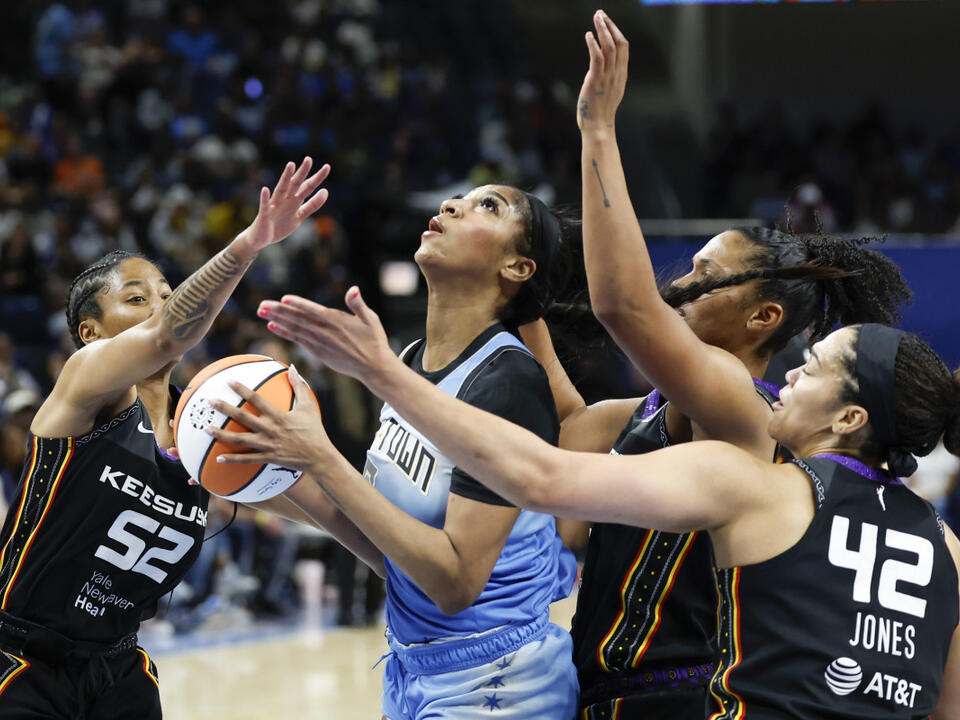 Angel Reese Turns Heads With Tough And-1 Finish Against Phoenix