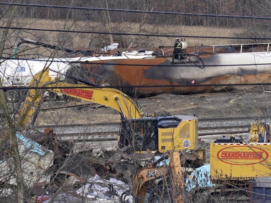 epa-orders-norfolk-southern-to-pay-for-train-crash-clean-up