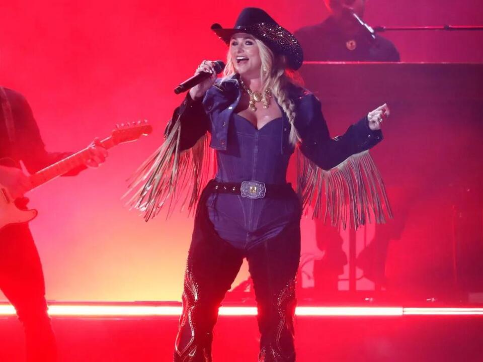 Watch Miranda Lambert Tease Feisty Unreleased Song During Austin Show