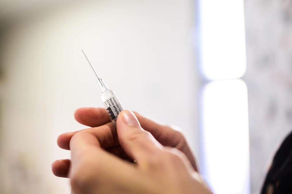 NY woman stabbed 2 Jewish men with syringe, police say; charged with ...