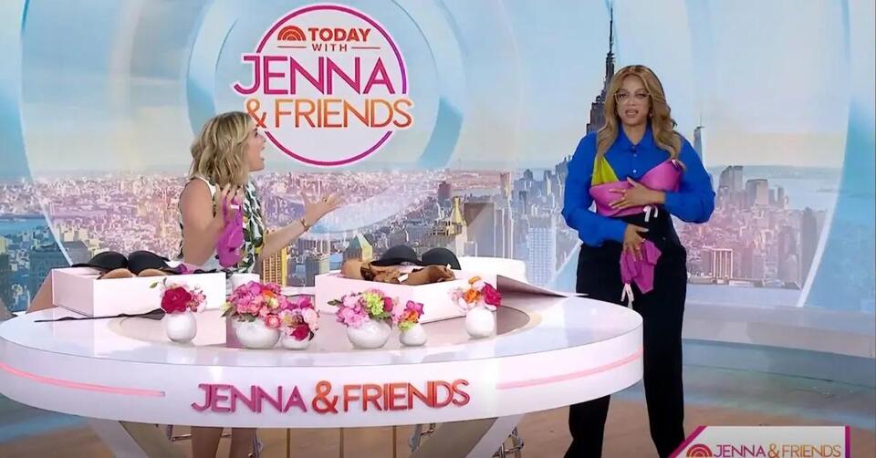 Tyra Banks Reveals Her Bra Size on Live TV After Accidentally Exposing ...