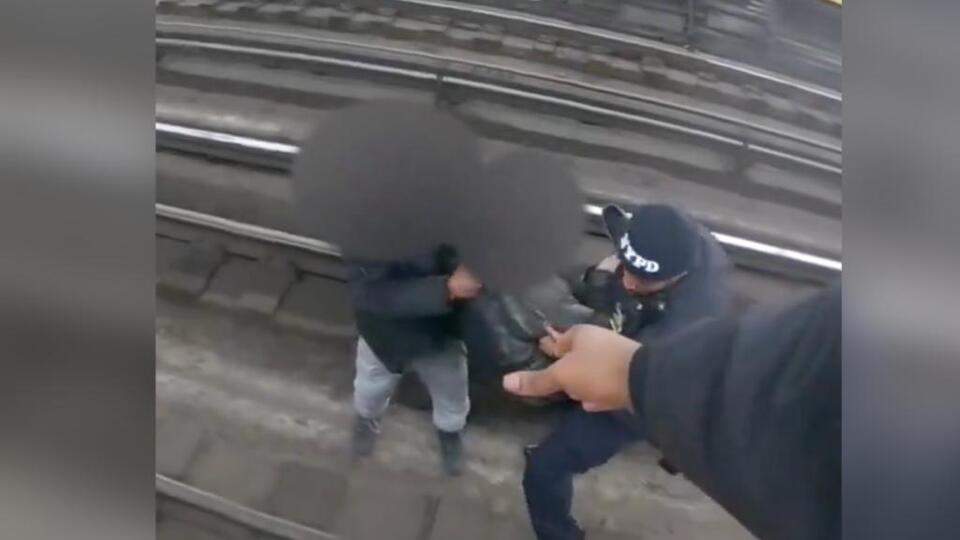 NYPD And Bystander Leap Into Action When Man Falls Onto Subway Tracks ...
