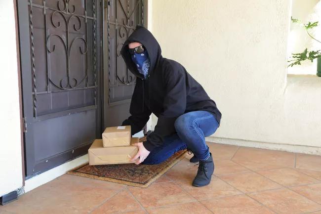 WATCH: Brazen Porch Pirate Steals Package In Front Of Delivery Driver ...