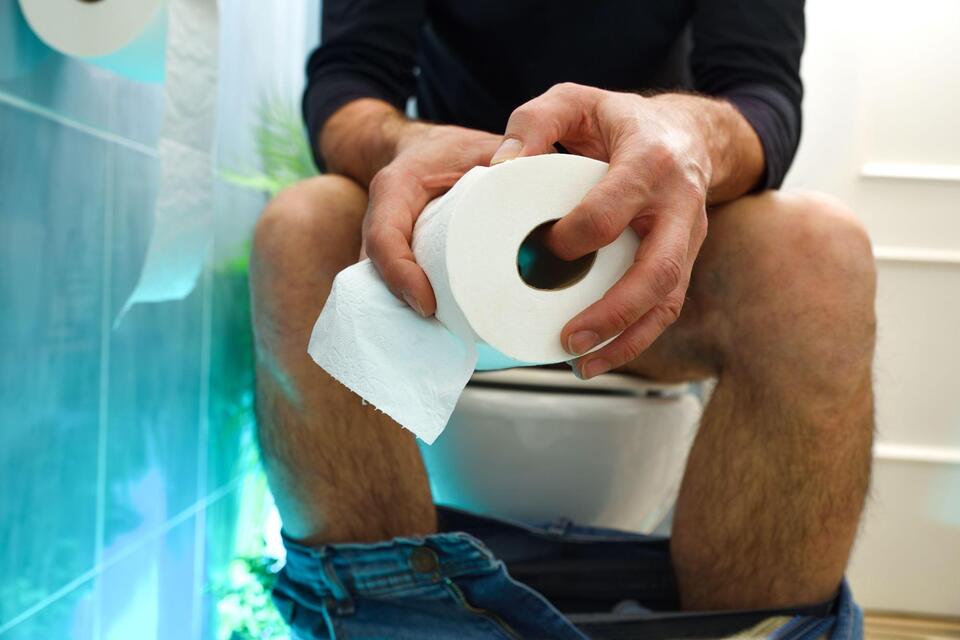 Specialist identifies the five key bowel cancer signs you should never ...