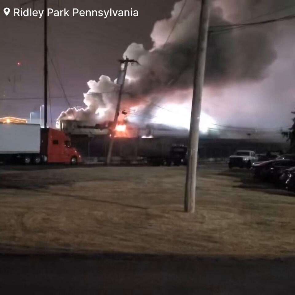 🚨#BREAKING: A SEPTA train carrying 350 passengers burst into flames ...