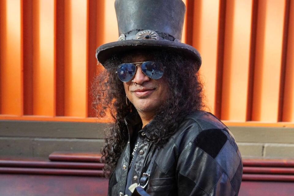 Slash Explains Why He Loves Live Albums, Recalls Introducing Axl Rose ...