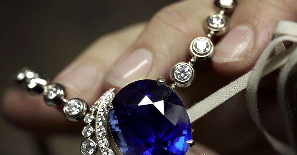 EXCLUSIVE: Chanel Kicks Off 90th Anniversary of ‘Bijoux de Diamants’ With 55.55-Carat Sapphire Necklace – NewsBreak
