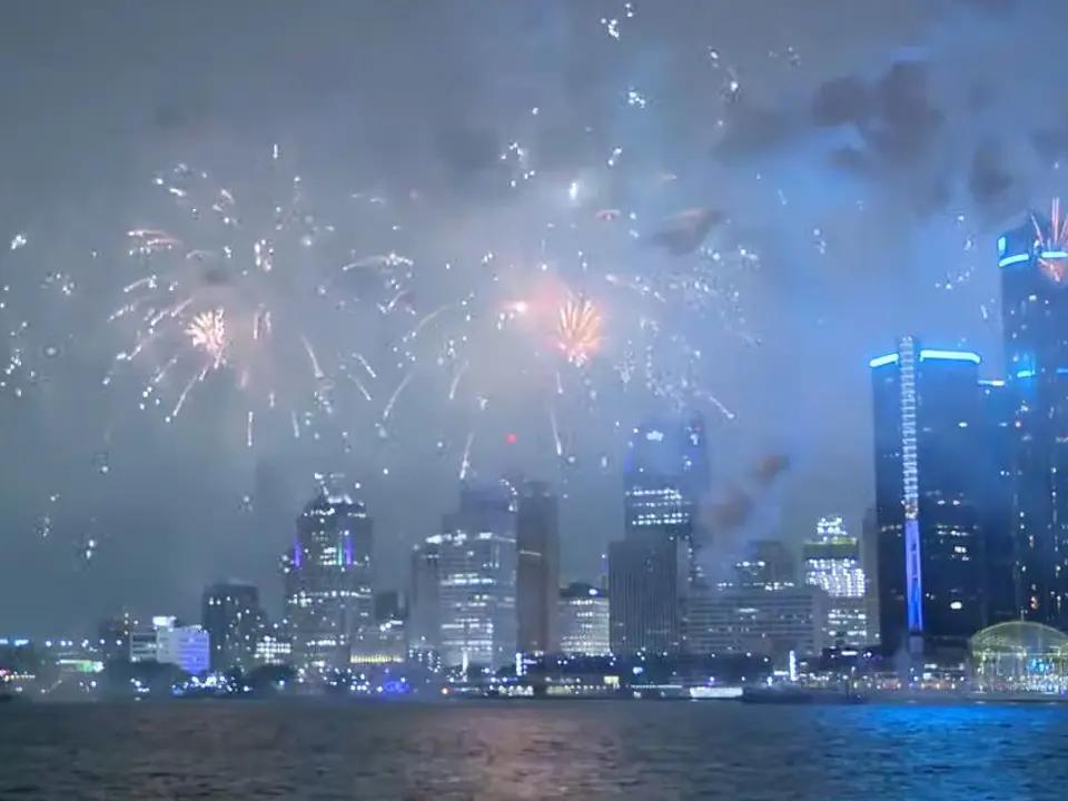 Watch 2023 Detroit Fireworks light up the riverfront sky