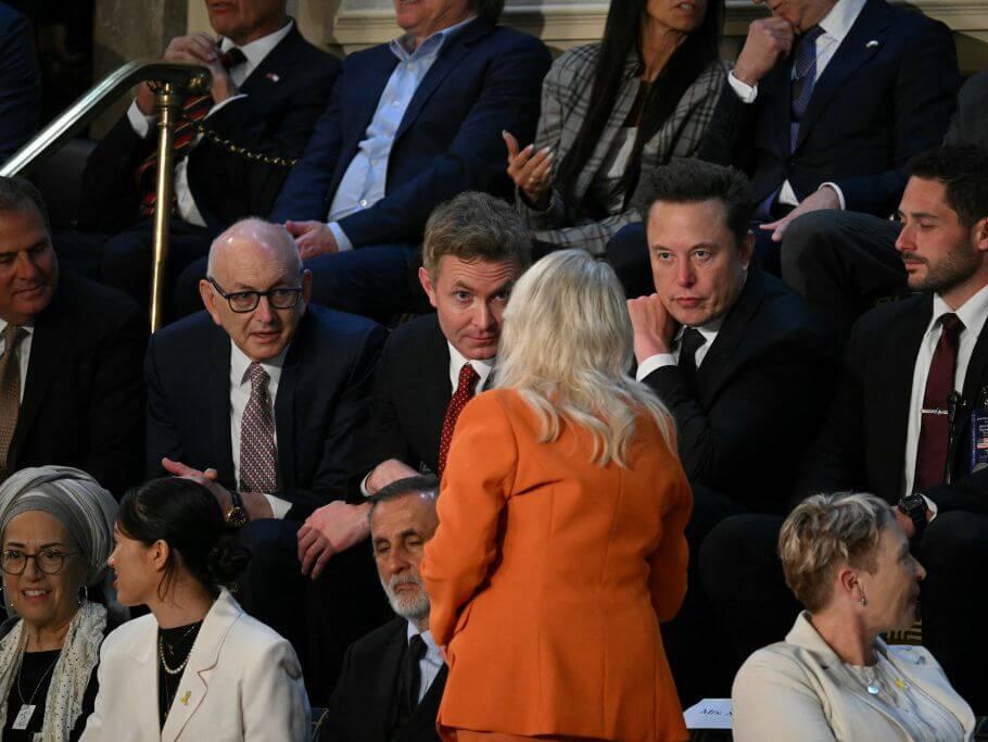 Yes, that is Elon Musk sitting with Benjamin Netanyahu’s wife at the