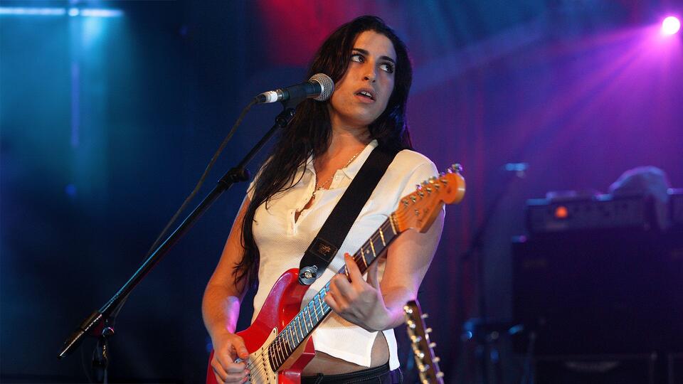 Amy Winehouse had a secret obsession with guitar: “She made it look so ...
