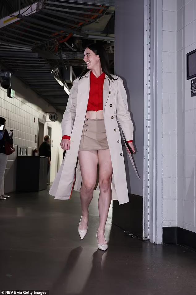 Caitlin Clark divides fans with her latest pregame outfit - NewsBreak