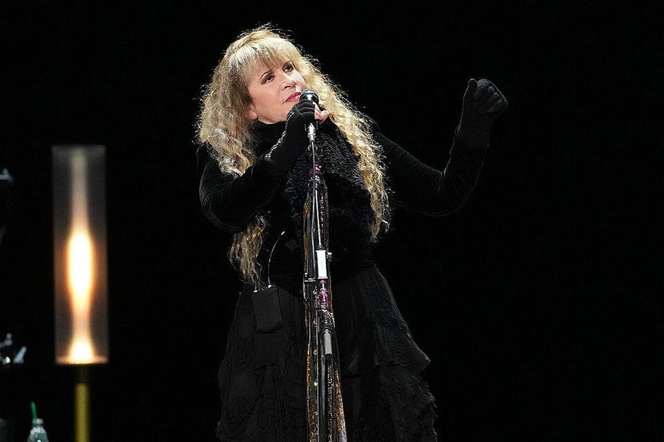 Stevie Nicks Regrets Not Voting Until She Was 70 NewsBreak(01)
