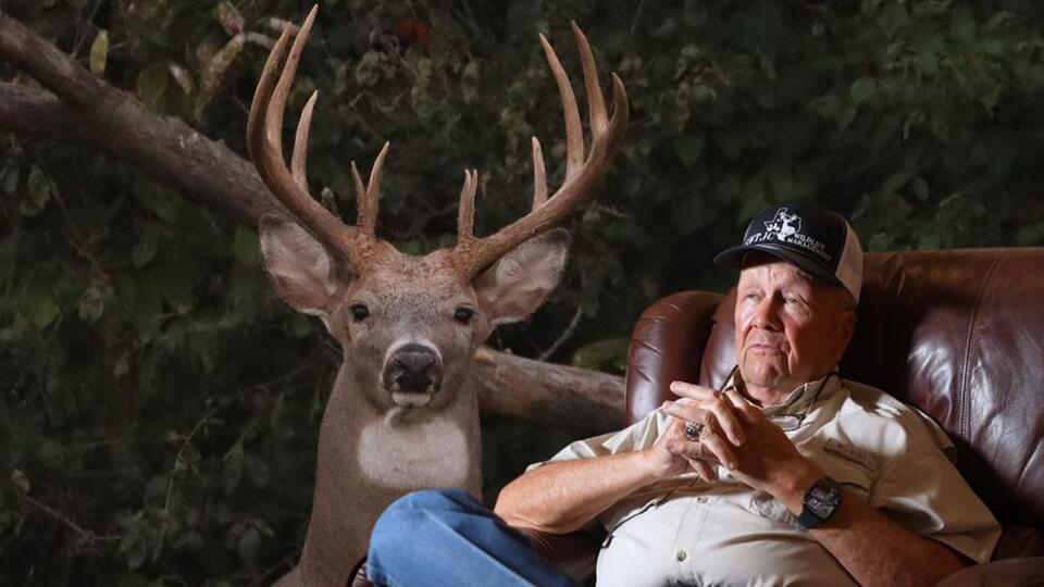 Biologist Tells All About How Mature Bucks Actually Avoid Human Pressure