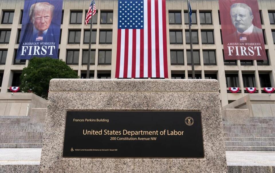 Claims for unemployment benefits drop to 196,000, lowest since mid-July ...