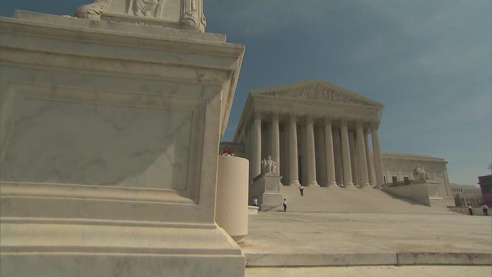 Supreme Court temporarily blocks deportation of Venezuelan migrants ...