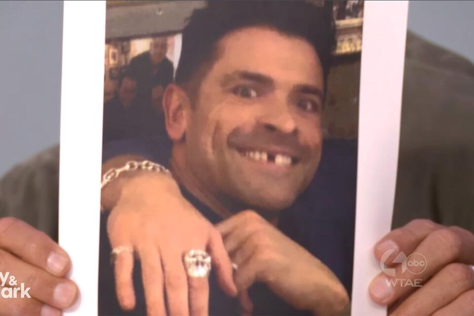 Mark Consuelos has secret missing tooth, 'loves popping the tooth out ...