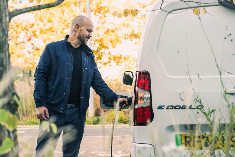 Most big businesses bought zero new petrol or diesel cars for their fleets last year, report reveals