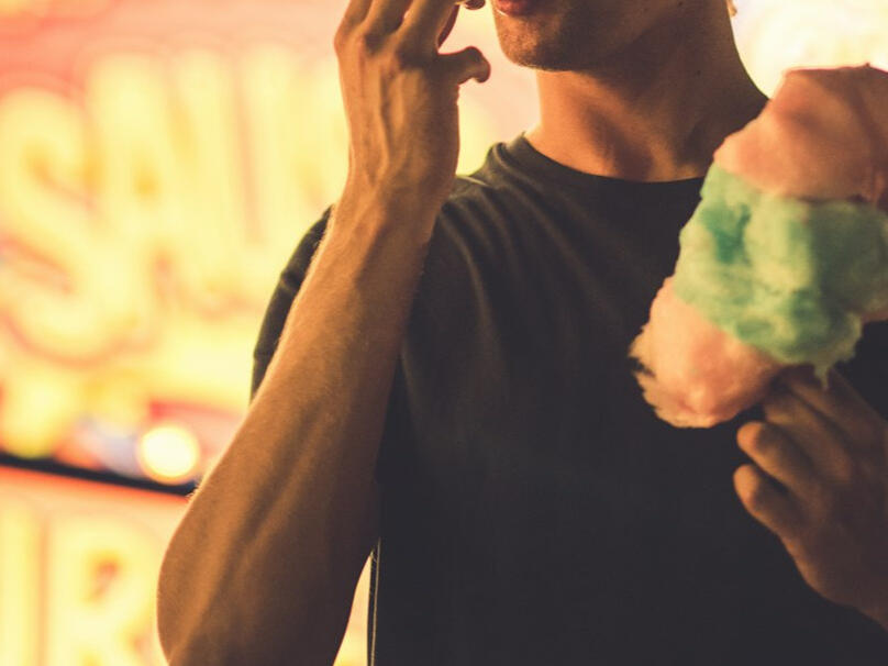 Migrants selling cotton candy with babies on their backs, homelessness