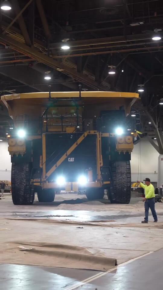 Cats 798AC diesel electric mining truck leaving the Las Vegas ...