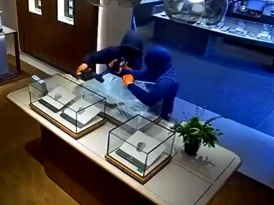 Sledgehammerwielding thieves rob Westport, CT jewelry store