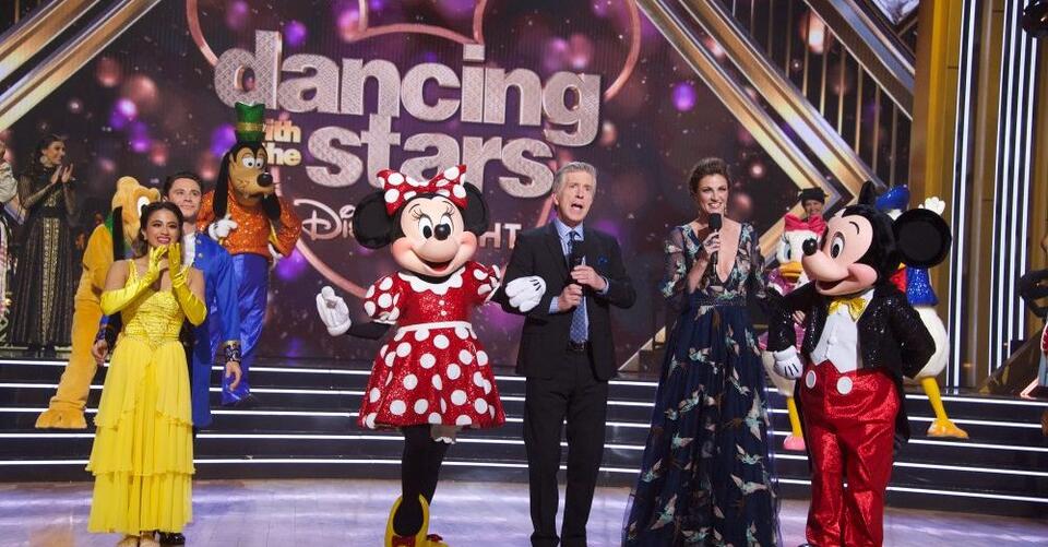 Minnie Mouse Exchanges Dress For Pantsuit And Sparks Uproar In The Twitterverse – NewsBreak
