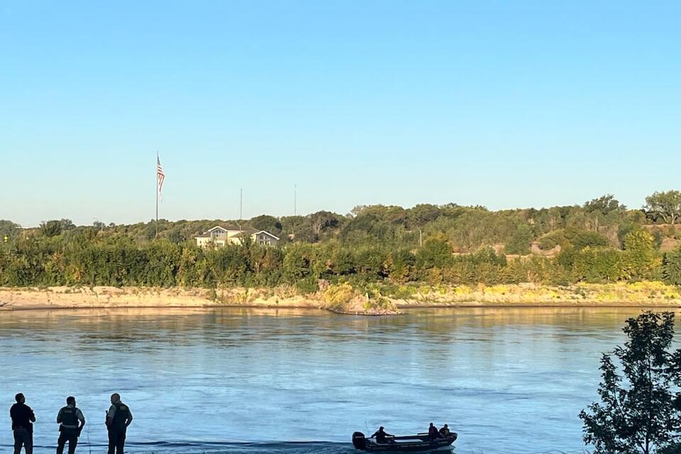 Authorities recover body after a pickup went into the Missouri River ...