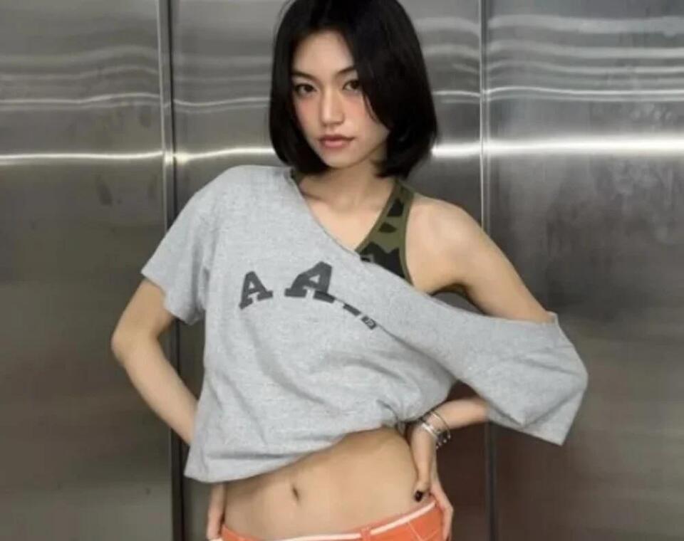 Weki Meki's Kim Doyeon stuns with razor-sharp abs in casual idol look ...