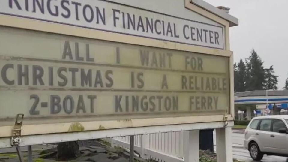 Kingston business calls out ferry wait times with snarky holiday sign(00)