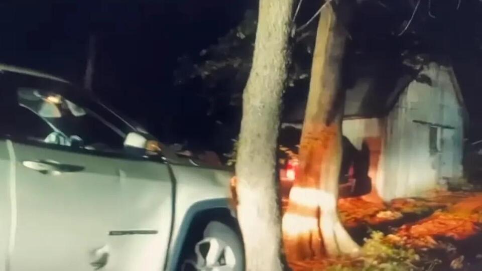 Suspected car thieves jump out of moving car in wild police chase in ...
