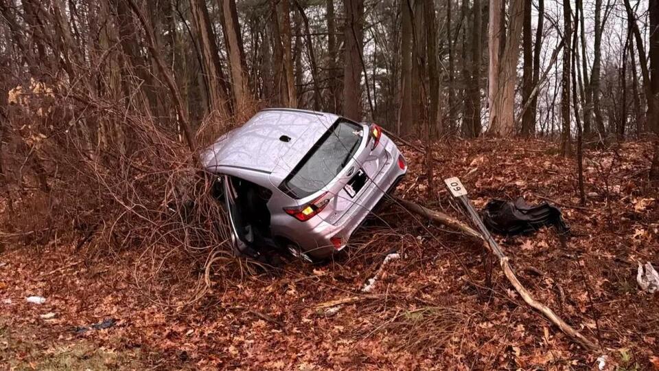 3 people injured after car crashes into woods off I-95 in Topsfield ...