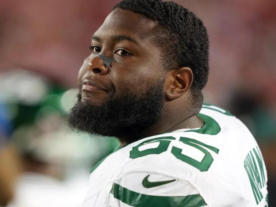 Jets' Xavier Newman suffers scary neck injury vs. Steelers on Sunday Night Football