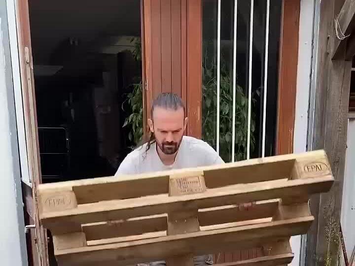 DIY Workbench with 4 Pallets