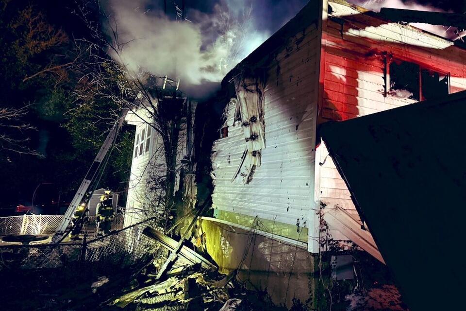 2 firefighters injured in Southeast DC house fire after porch collapse ...