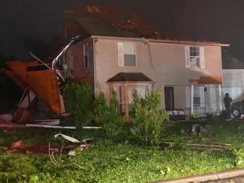 Deadly tornadoes leave path of destruction from Kansas to Texas