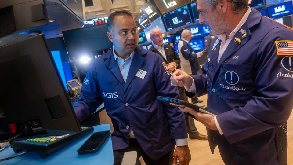 Dow futures tumble 400 points as yields continue rising; oil surges 5% ...