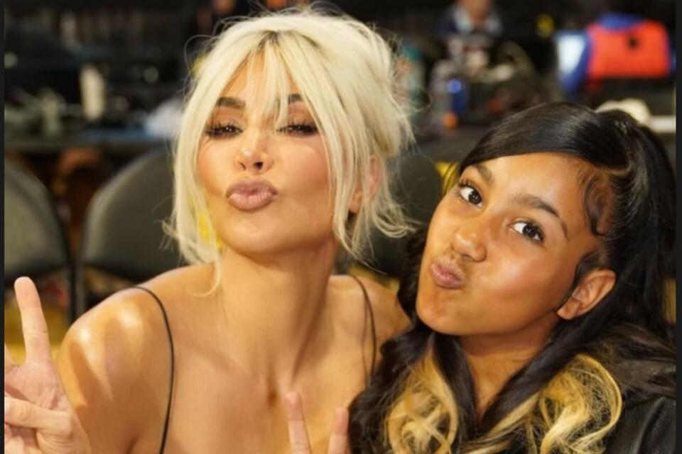 Kim Kardashian Breaks Down After ‘Hiding in a Bathroom’ From Her Kids(00)