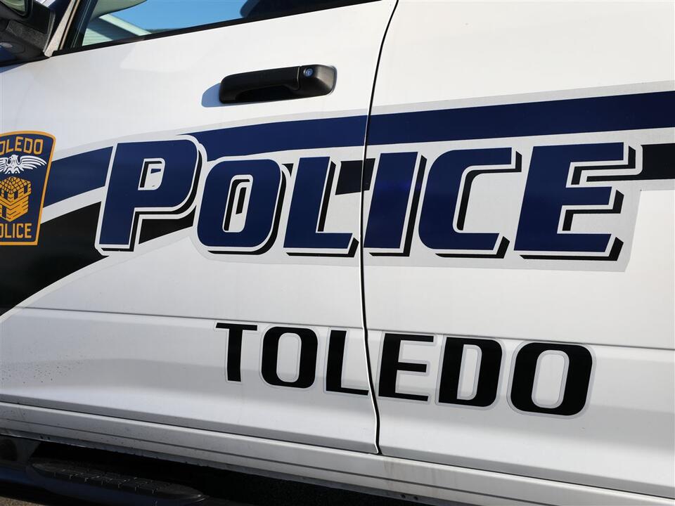 Pedestrian hit crossing Monroe in downtown Toledo - NewsBreak