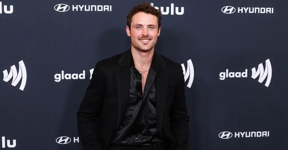 Dylan Efron Shares Sultry Shirtless Selfie Baring His Six-Pack: Photos ...