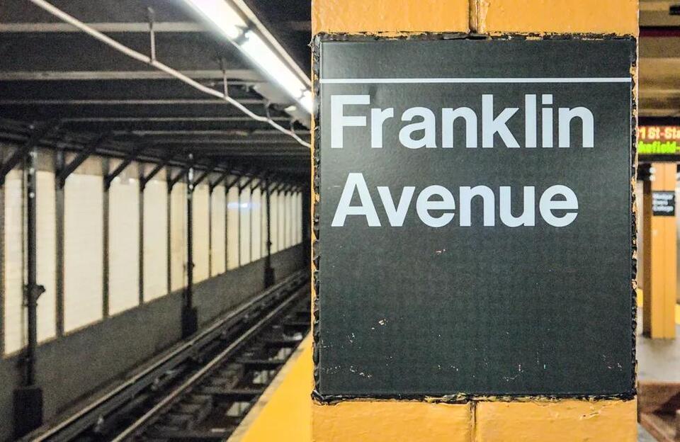 Suspect on the loose after NYPD officer falls onto Brooklyn subway tracks during scuffle