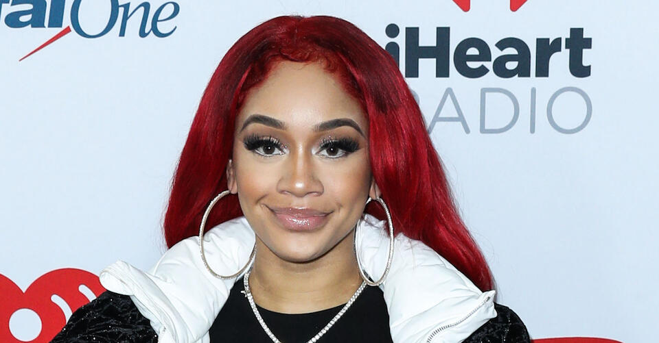 Saweetie Goes Preppy-Chic in a Cropped Sweater, Mini Skirt and Black Cap-Toe Pumps – NewsBreak